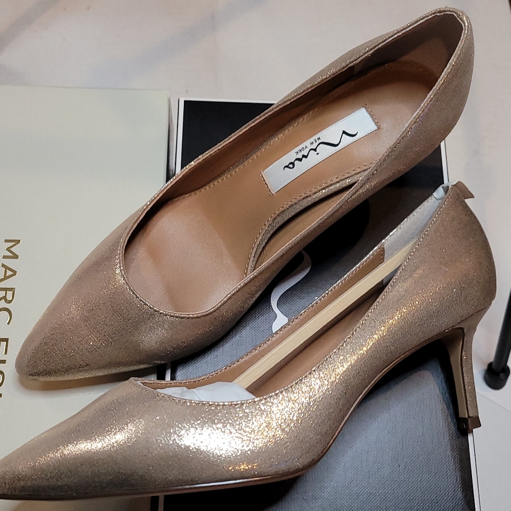 Nina Taipei Taupe Reflective Suedette Pointy Toe Dress Pumps 6.5W Wide New NIB